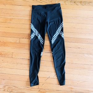 Gap Fit Black Eclipse 7/8 Tight EUC
